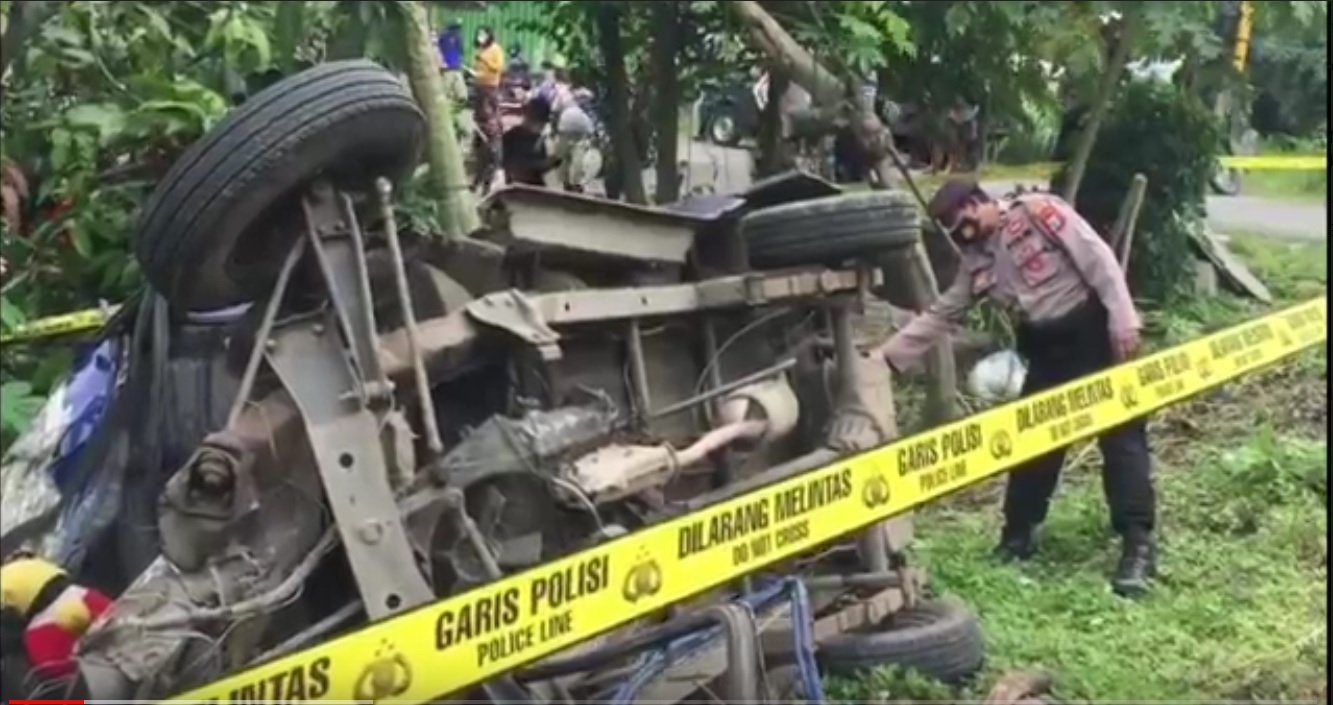 Mobil Satu Keluarga Ditabrak Kereta Api, Satu Tewas