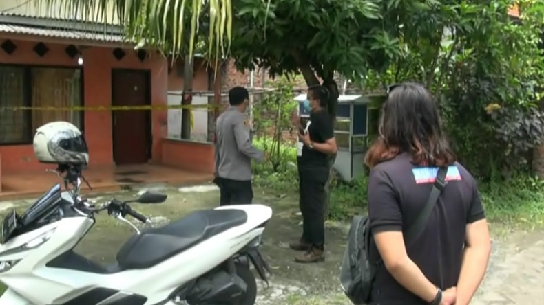 Rumah Seniwati, tempat kejadian penganiayaan berujung kematian diberi garis polisi (Foto / Metro TV)  