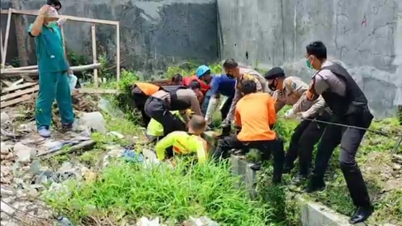 Sejumlah petugas mencoba mengevakuasi Dwiyana yang berada di dalam gorong-gorong sedalam 200 meter (Foto / Metro TV)