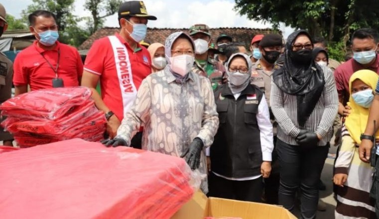 Menteri Sosial (Mensos), Tri Rismaharini membagikan sembako kepada korban banjir Jombang (Foto / Metro TV)