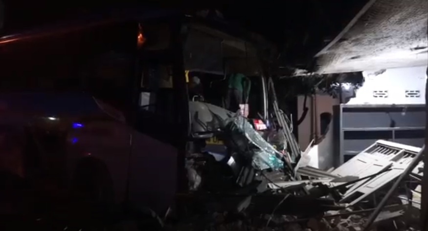 Penuh Penumpang, Bus Sugeng Rahayu Tabrak Rumah di Mojokerto
