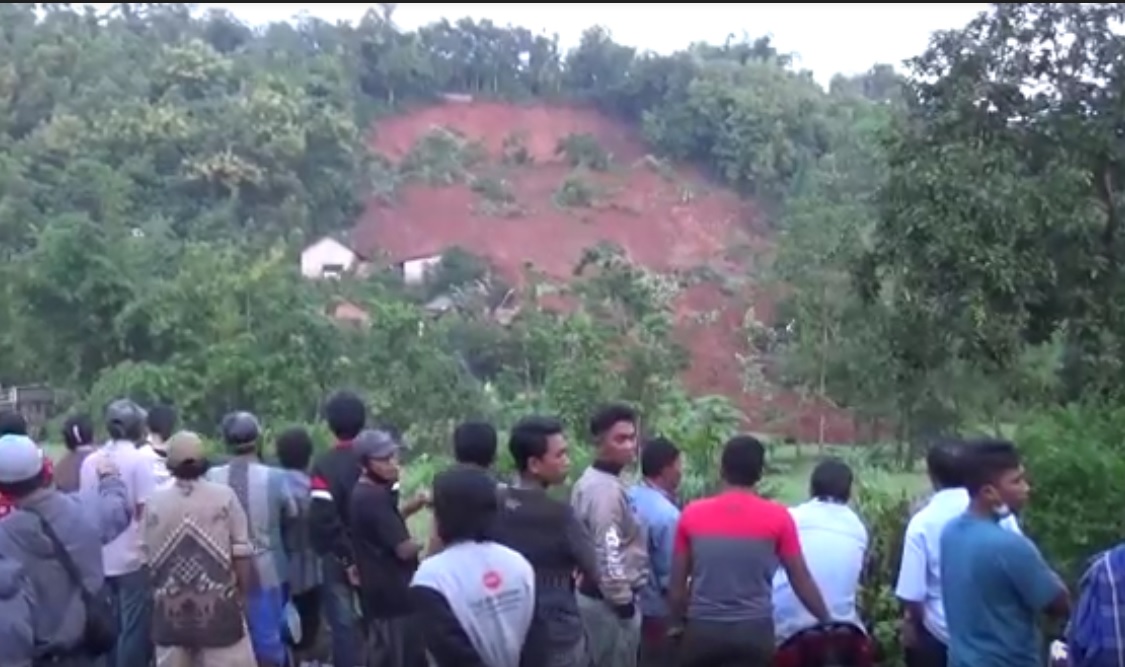 Sejumlah warga melihat lokasi longsor di Nganjuk yang memakan korban jiwa. (metro)