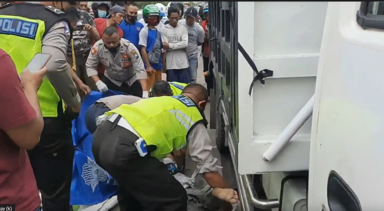 Mengenaskan! Pengendara Motor Tewas Terlindas Dump Truk