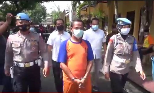 Tersangka pencabulan digelandang petugas Polres Jombang. (metrotv)