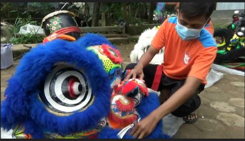 Tidak ada job tampil,  para pemain barongsai Putra Ronggolawe memilih membersihkan peralatan dan berlatih. (metrotv)