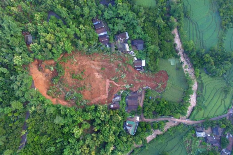 Lokasi tanah longsor di Dusun Selopuro, Desa Ngetos, Kecamatan Ngetos, Kabupaten Nganjuk saat diambil foto dari udara (BPBD Jatim)