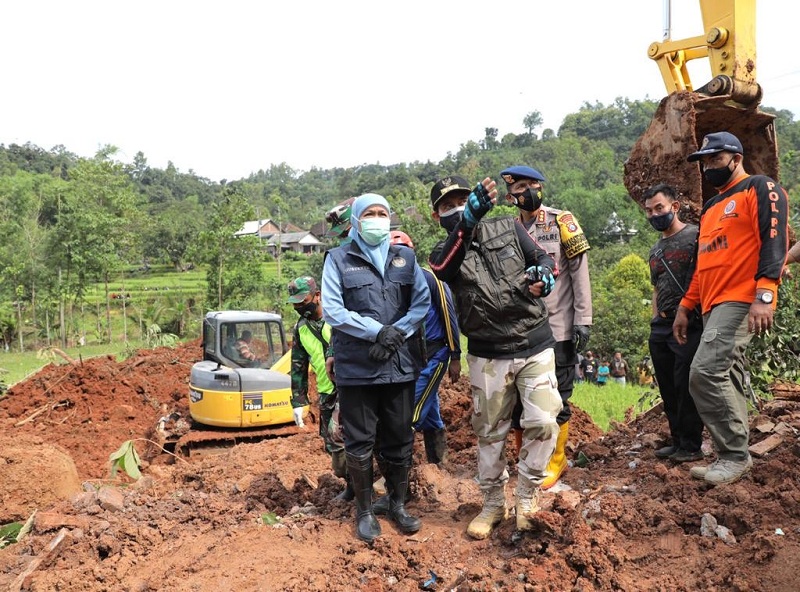 Gubernur Jatim Khofifah Indar Parawansa meninjau lokasi bencana di Dusun Selopuro, Desa Ngetos, Kecamatan Ngetos, Kabupaten Nganjuk. (ft/humas)