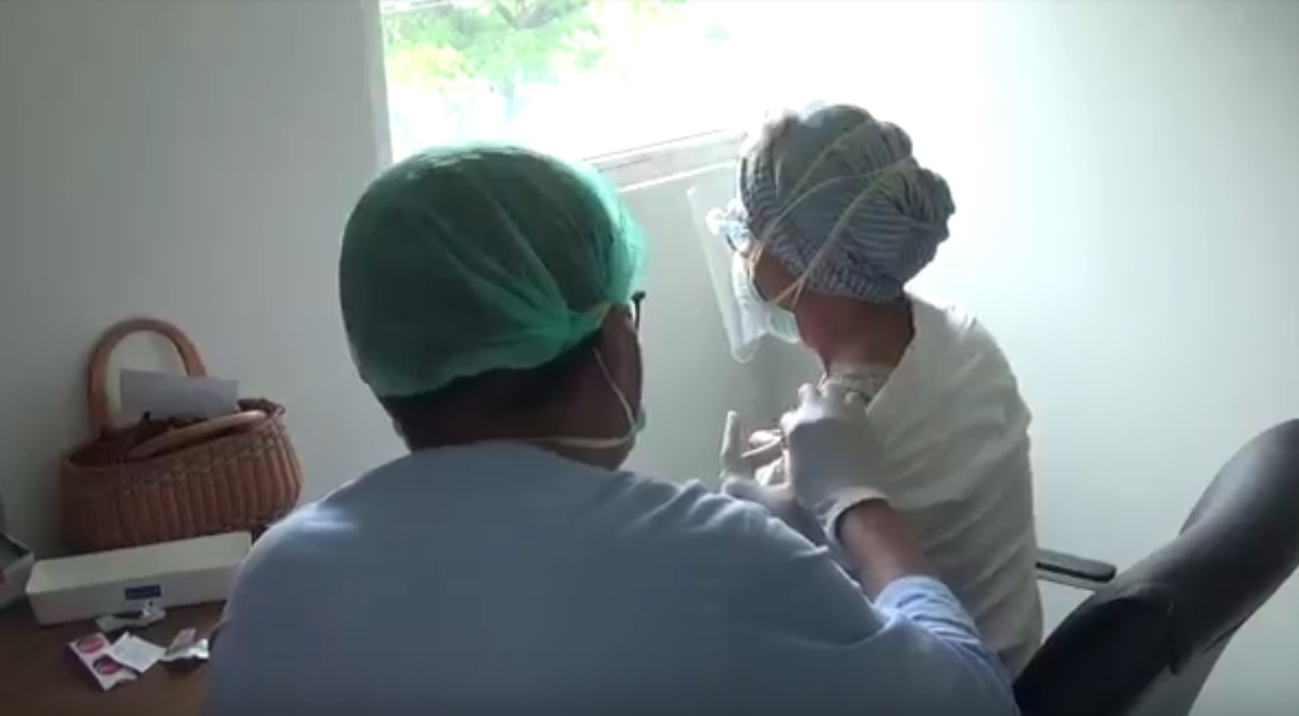 Salah satu tenaga kesehatan menjalani suntik vaksin covid-19 di RS Unair Surabaya. (metrotv)