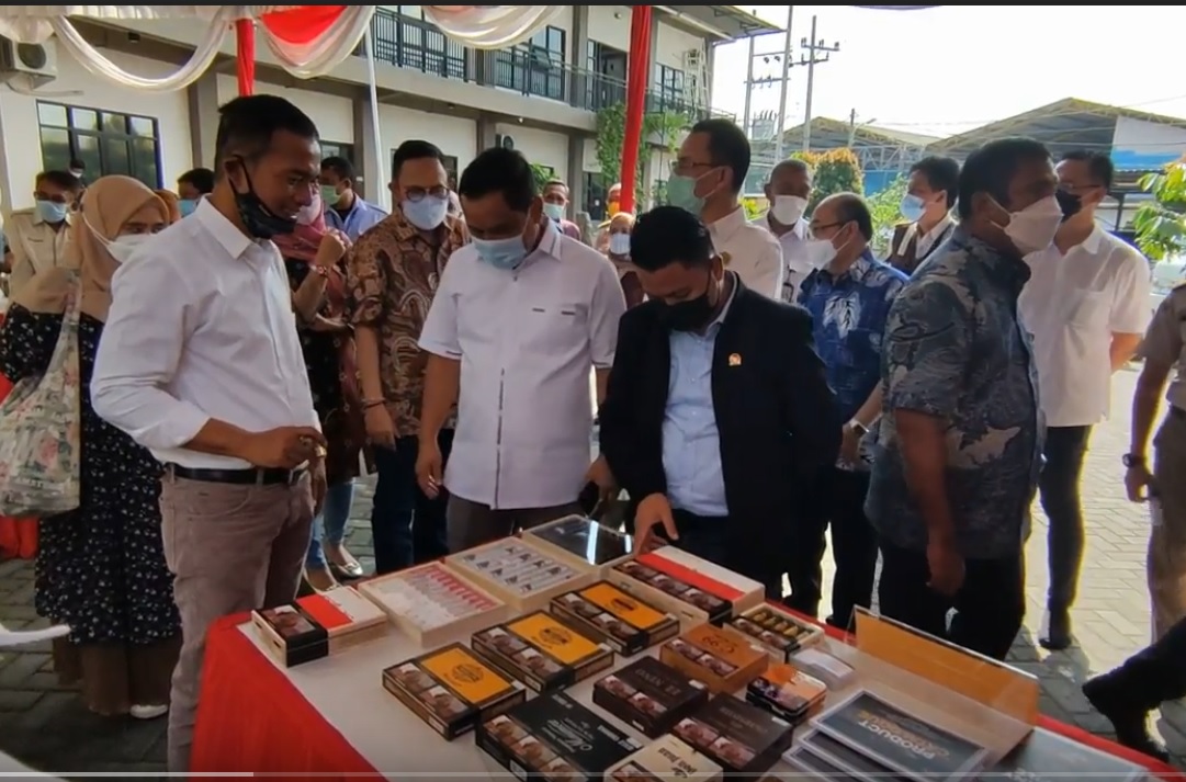 Cerutu Jember Makin Mendunia, Sebungkus Rp 4 Juta!