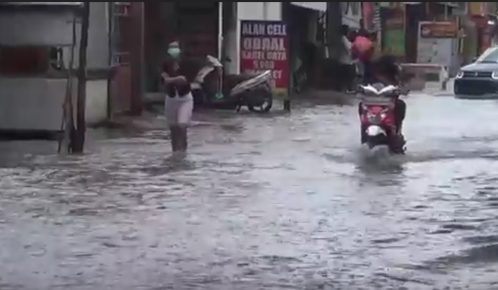 Banjir di Sidoarjo meluas hingga wilayah perkotaan. (metrotv)