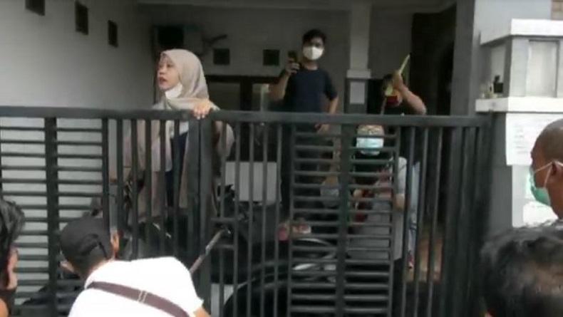 Detik-detik pemilik rumah mengeluarkan tombak saat petugas juru sita PN Sidoarjo mencoba mengosongkan rumahnya (Foto / Metro TV)