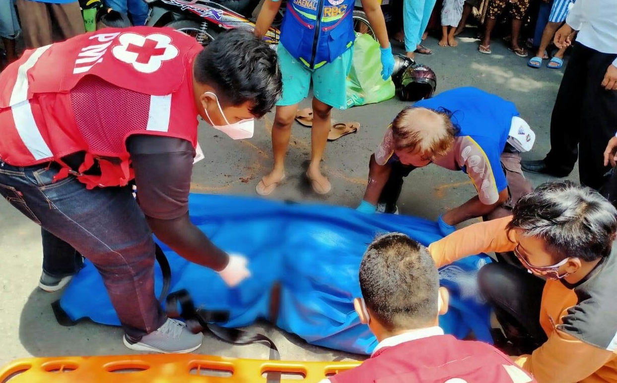 Jasad Burhanudin dievakuasi petugas ke RSU Dr Wahidin Sudiro Husodo Kota Mojokerto (Foto / Metro TV)
