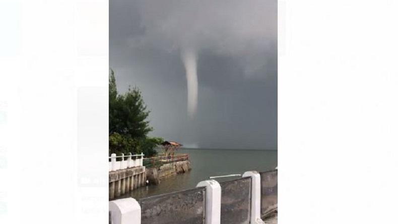 Angin puting beliung di pantai Kenjeran Surabaya (Foto / Istimewa)