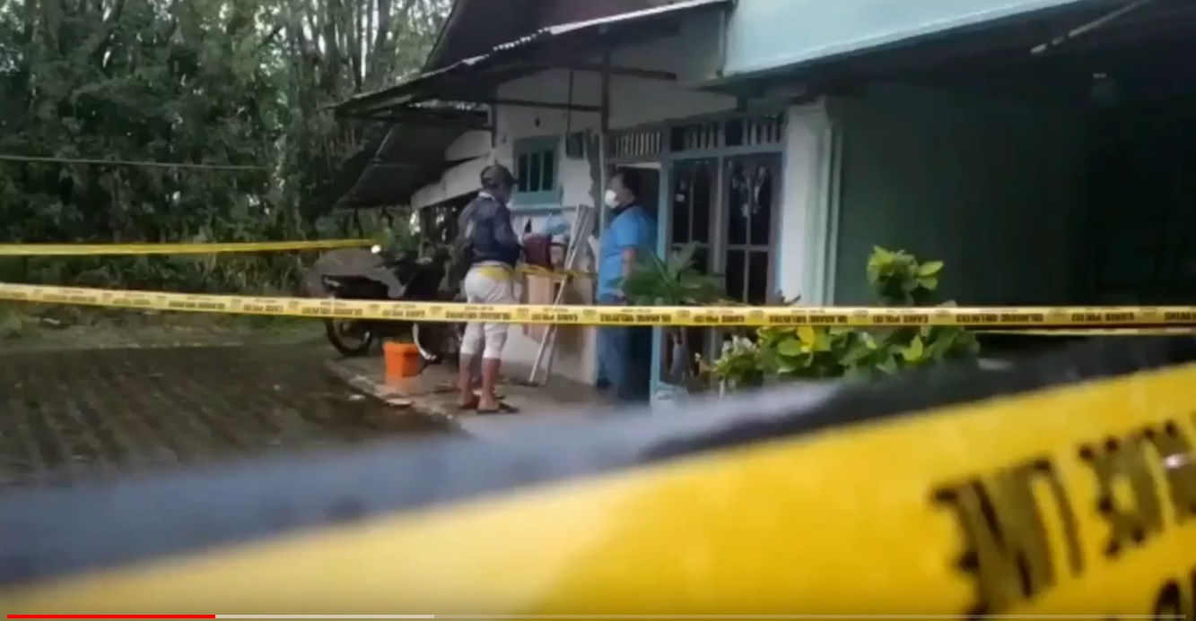 Polisi melakukan olah TKP pembacokan pasutri Lamongan (Foto/ Metro TV)