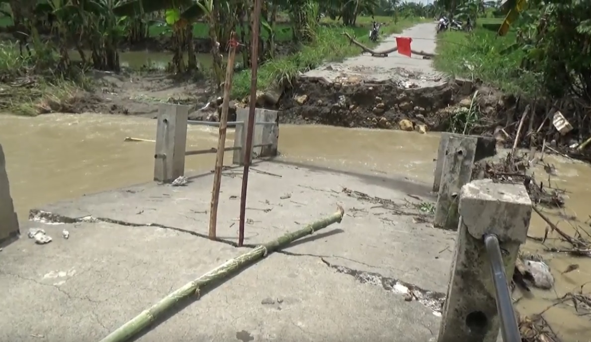 Jembatan penghubung antar desa di Gresik putus akibat terjangan banjir. (metrotv)