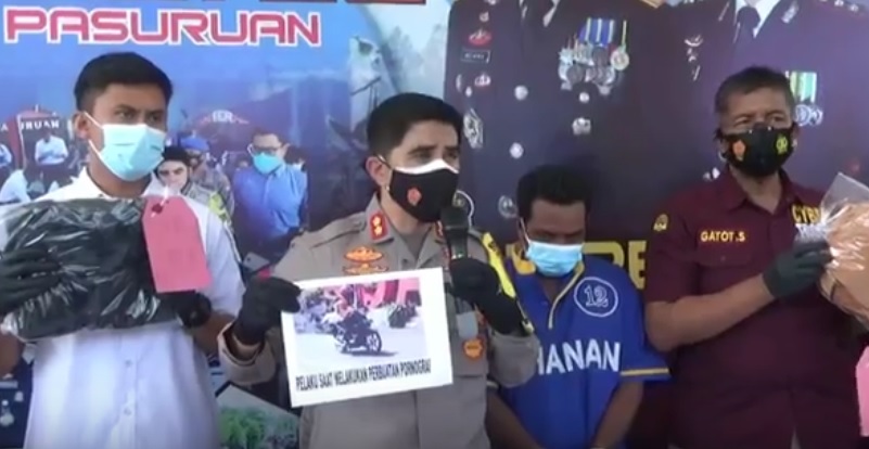  Kapolres Pasuruan, AKPB Rofiq Ripto Himawan menunjukkan tersangka dan barang bukti. (metrotv)