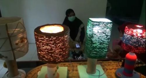 Aneka lampu hias memanfaatkan limbah popok bekas. (metrotv)