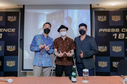 CEO Dewa United David (kanan) bersama pemenang Battle of God, Muhammad Rafi Sandi dan humas Dewa United Miciko Septian Saputra pada jumpa pers Grand Launching di Ballroom JHL Solitaire Hotel, Tangerang