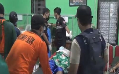 Puluhan pengungsi Nganjuk keracunan massal mendapat perawatan (Foto / Metro TV) 