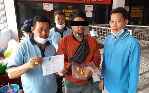 HA diamankan bersama barang bukti tujuh linting sabu-sabu dalam perut ikan pepes (Foto / Metro TV)