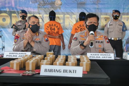 Kabid Humas Polda Jatim Kombes Pol Gatot Repli Handoko (kanan) bersama Dirpolairud Polda Jatim, Kombes Pol Arnapi menunjukkan barang bukti ribuan biji bom ikan (Foto / Metro TV)