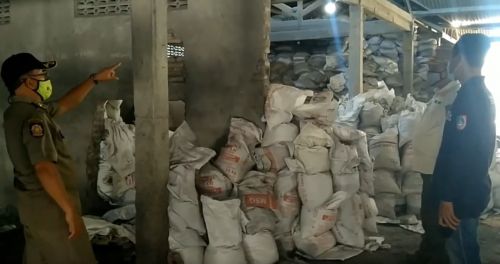 Satpol PP menyegel tempat pengelolahan limbah B3 ilegal di Jombang (Foto / Metro TV)