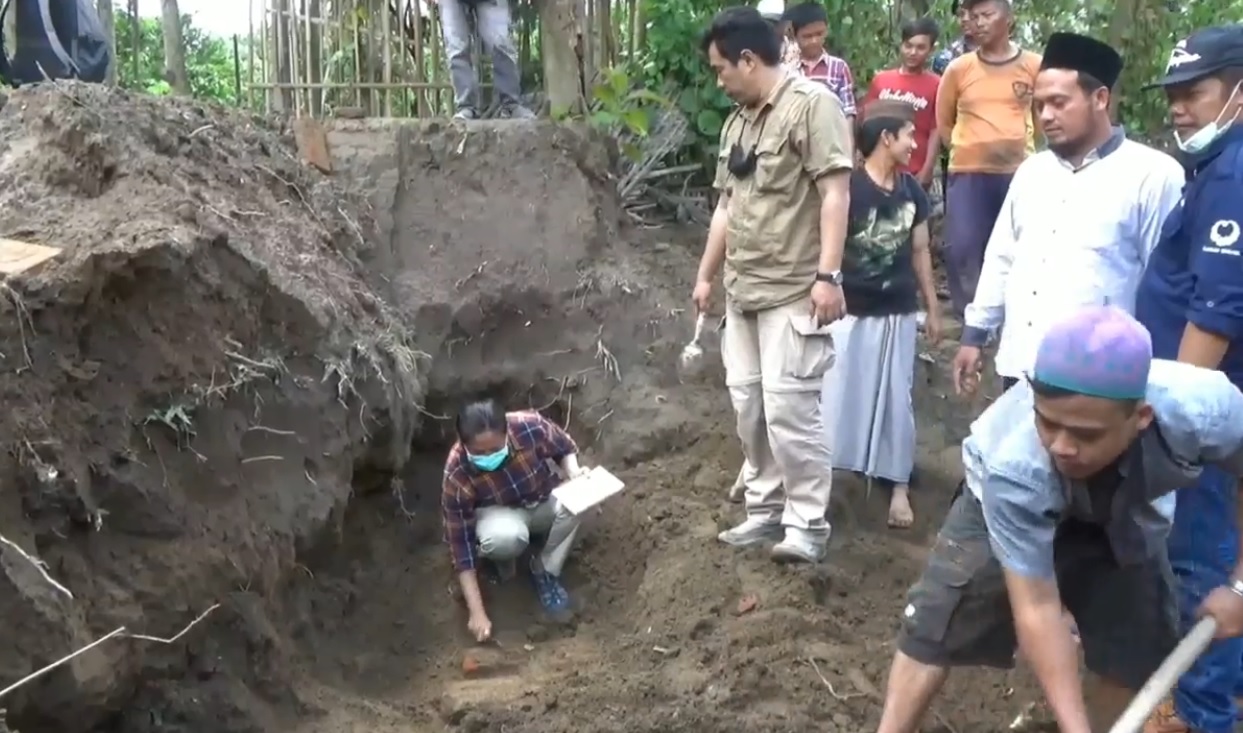 Tim BPCB Jatim melakukan penelitian penemuan arca Dewa Siwa di Tulungagung (Foto / Metro TV)