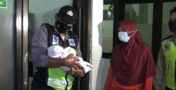 Heboh, Bayi Dibuang Orang Tuanya di Masjid Ponorogo