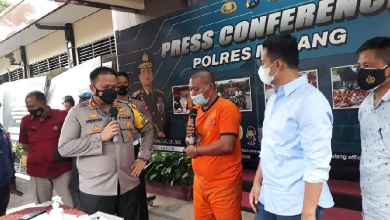 Aksi tipu-tipu Eko yang menggunakan modus bisa memberangkatkan haji dengan cepat dibongkar polisi (Foto / Metro TV) 