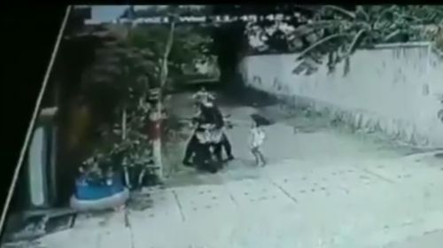 Bocah SD di Kota Pasuruan mencoba merebut handphone dari pelaku jambret. (metrotv)