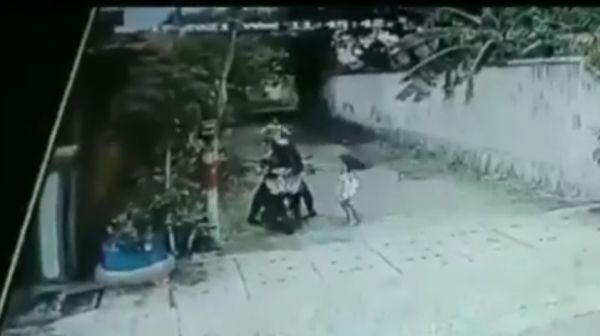 Tarik Motor Jambret,  Bocah SD Tersungkur