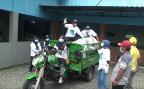 Aksi bersih-bersih dilakukan ibu-ibu di Gresik dalam rangka memperingati Hari Peduli Sampah Nasional, 21 Februari 2021. (metrotv)