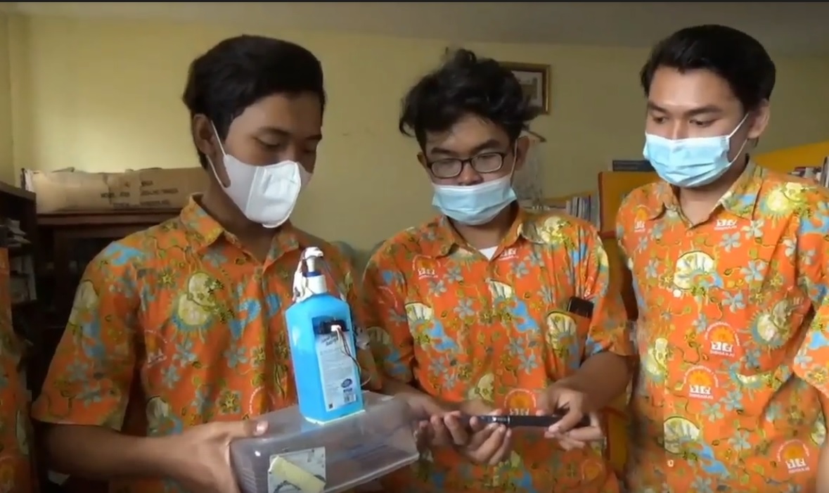 Sejumlah siswa menunjukkan cara kerja hand sanitizer otomatis. (metrotv) 