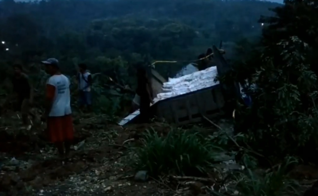 Rem Blong, Truk Angkut Beras Terjun ke Jurang
