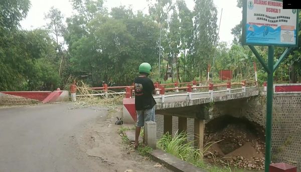 Tergerus Arus, Jembatan Antar Desa di Trenggalek Nyaris Ambruk