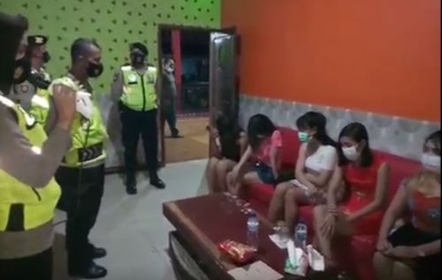 Sejumlah pemandu lagu mendapatkan pengarahan dari petugas kepolisian Polres Blitar Kota. (metrotv)