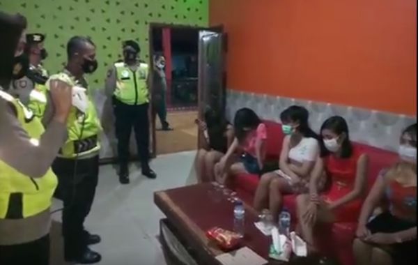 Razia Cafe dan Karaoke di Blitar, 21 Orang Tes Urine