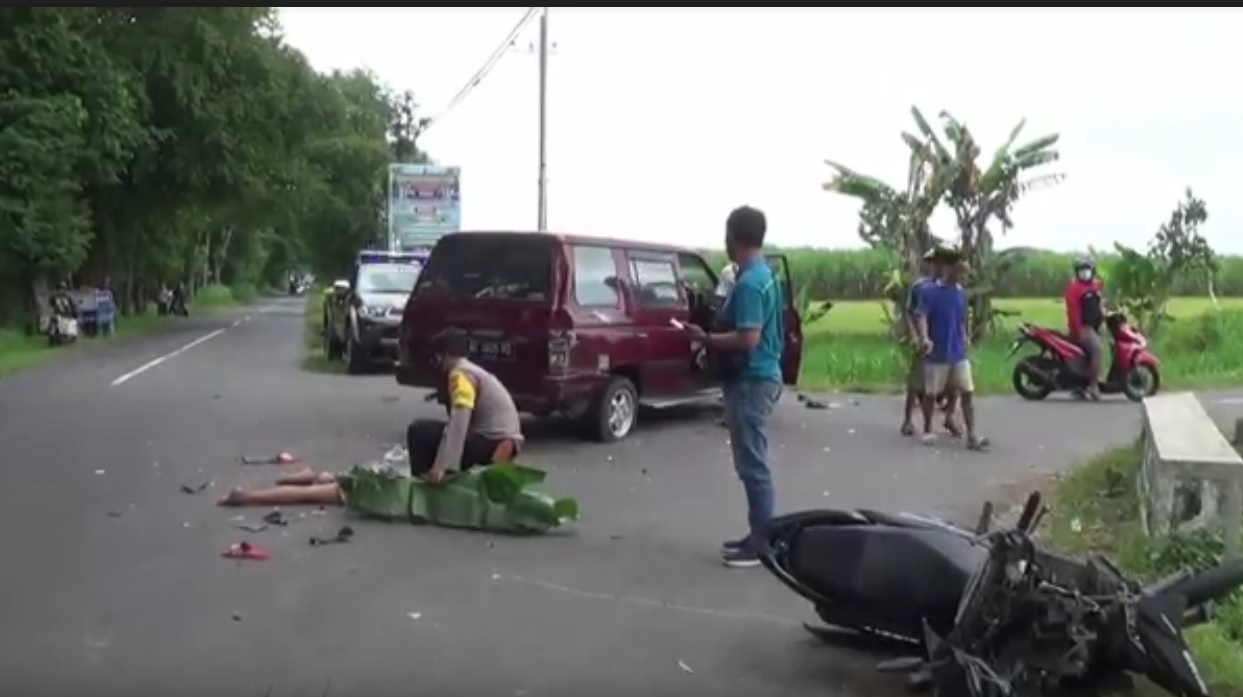 Polisi mengevakuasi bocah SMP dalam kondisi kritis setelah menabrak mobil. (metrotv)