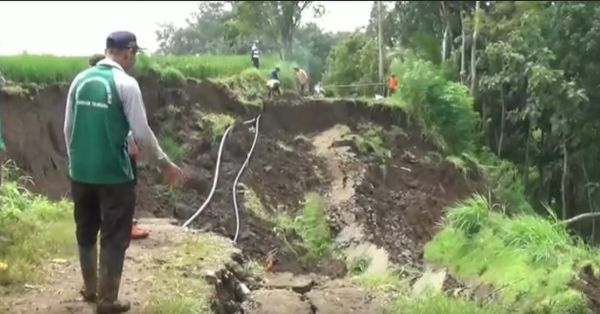 Diterjang Longsor, Jalan Sepanjang 70 Meter Ambrol