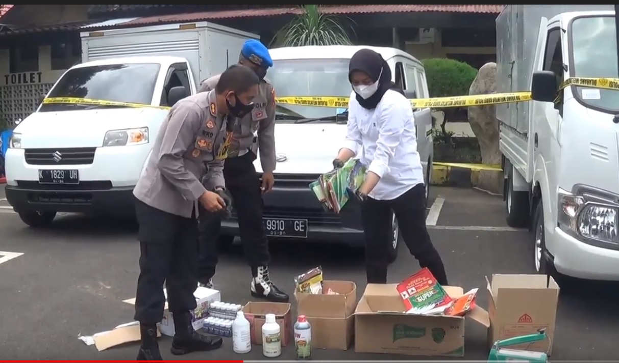 Kapolres Kediri, AKBP Eko Prasetya memeriksa sejumlah barang bukti. (metrotv)