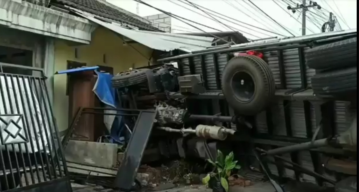 Truk Tronton Tabrak Dua Kendaraan dan Rumah di Pasuruan