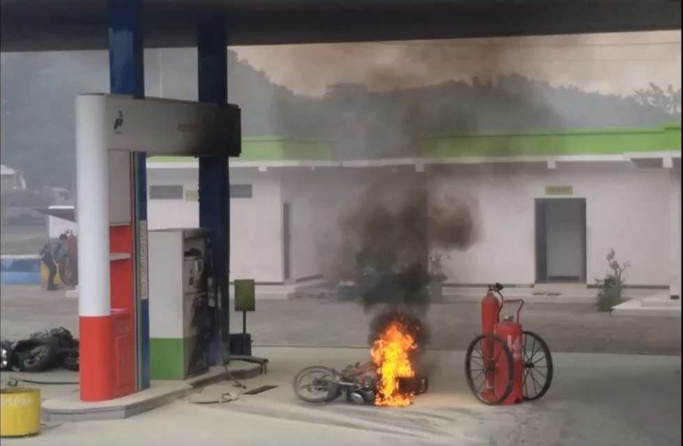 Api masih menyala dari motor yang terbakar di SPBU   Watulungguh, Situbondo. (metrotv)