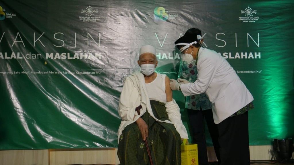Puluhan kiai dan tokoh Nahdlatul Ulama (NU) Jawa Timur menjalani vaksinasi covid-19 di kantor NU Jatim. (ft/ist)