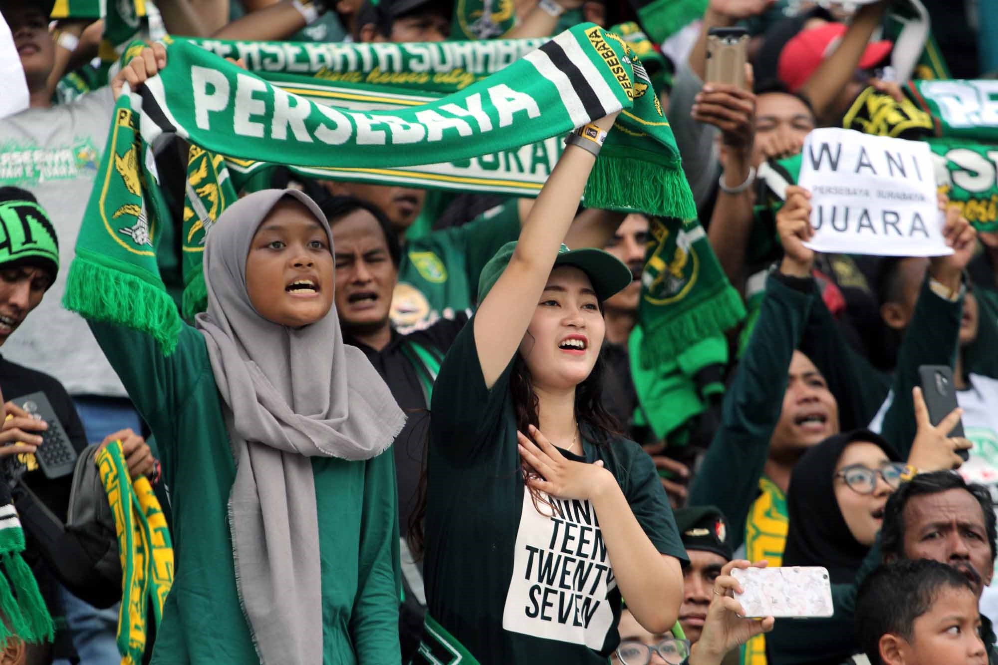 Bonek wanita (bonita) saat mendukung Persebaya di Stadion GBT Surabaya. (ft/clicks)