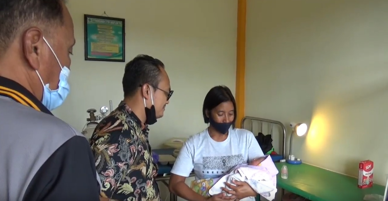 Bayi perempuan yang dibuang ibunya kini menjalani perawatan di Puskesmas Ngujung (Foto / Metro TV)