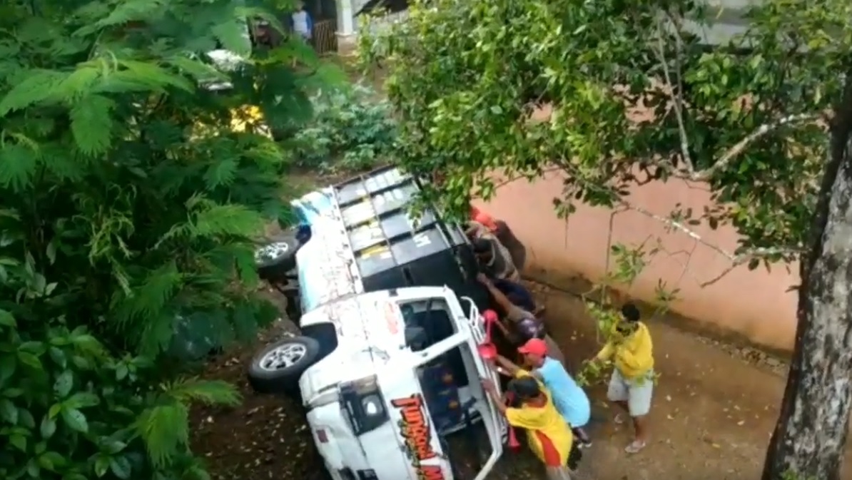  Warga bersama-sama mendorong pick up  yang terjatuh dari tebing jalan. (metrotv)