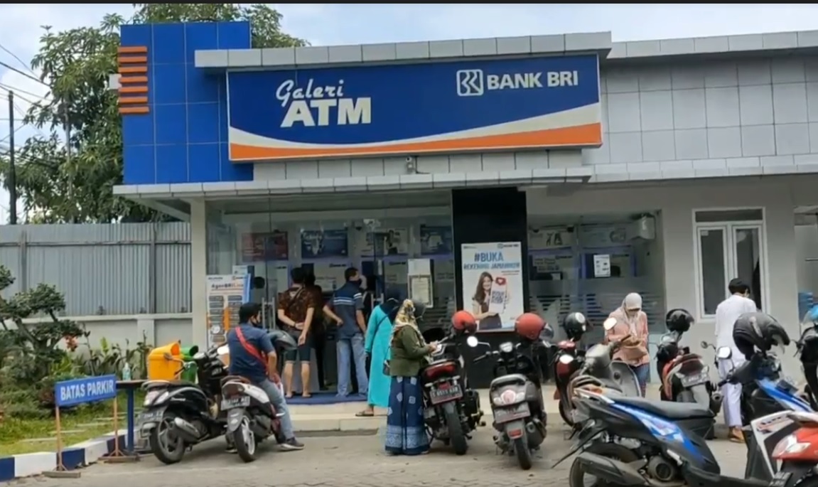 Sejumlah nasabah BRI melakukan pengecekan saldo di ATM. (metrotv)