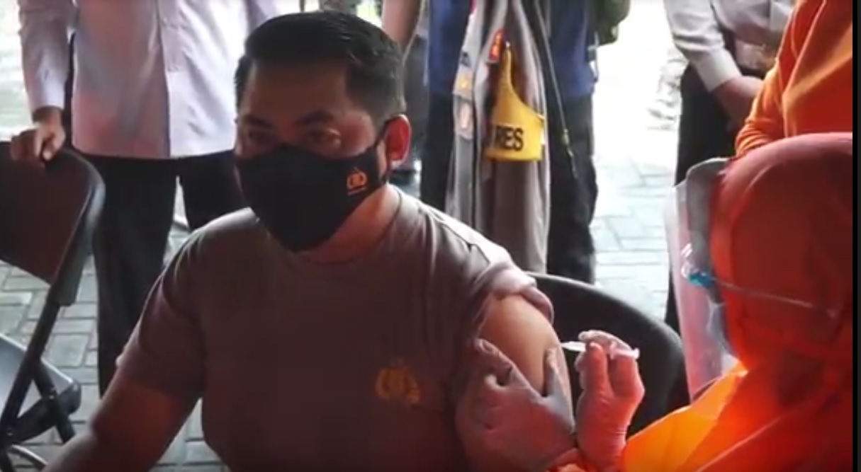 Kapolres Mojokerto,  AKBP Dony Alexander disuntik vaksin covid-19. (metrotv(
