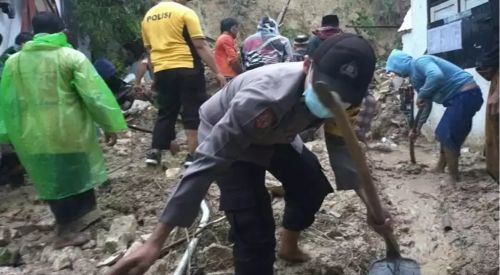 Proses pencarian santriwati di Pondok Pesantren Putri Annidhamiyah di Dusun Jepun, Desa Bindang, Kecamatan Pasean, Kabupaten Pamekasan (Foto / Metro TV)