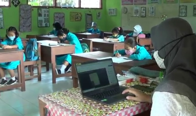 Proses sekolah tatap muka di Banyuwangi dilakukan dengan protokol kesehatan (Foto / Metro TV)